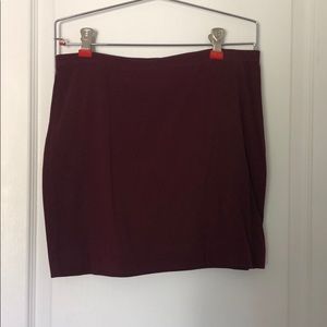 *FREE WITH ANY PURCHASE OF 2 ITEMS OR MORE* H&M burgandy short stretchy Skirt